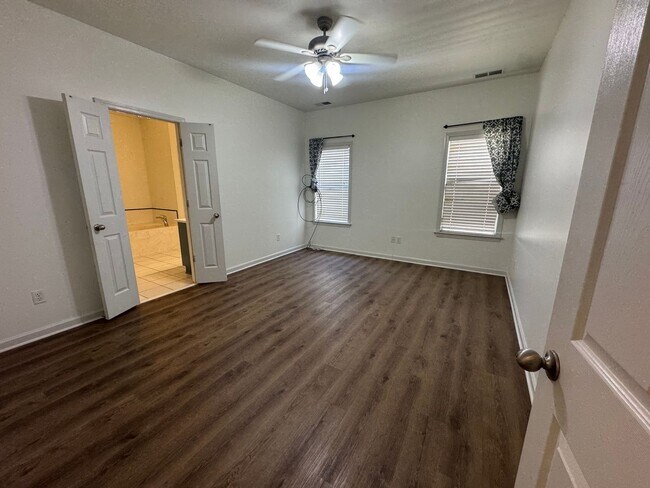Building Photo - 1343 Island Pl E