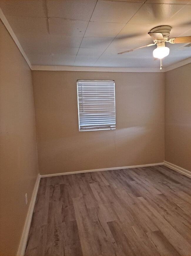 Building Photo - ALL PROSPECTIVE TENANTS MUST SUBMIT A $58 ...