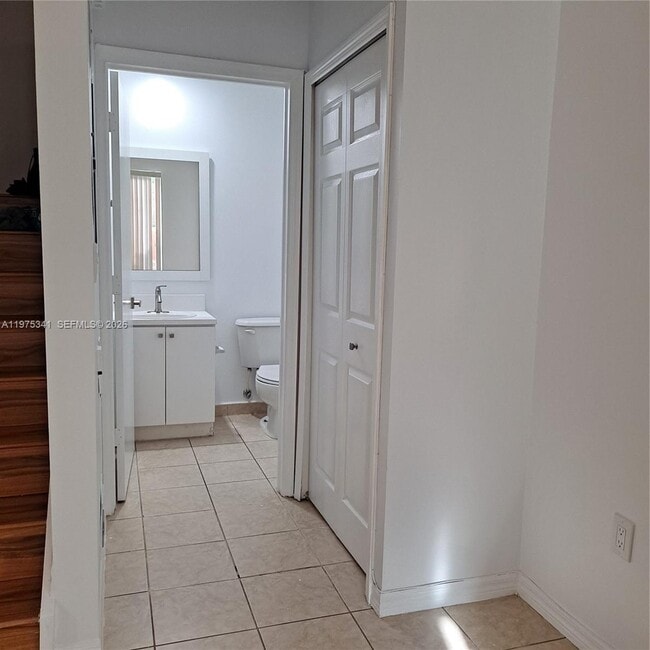 Building Photo - 642 SW 106th Ave