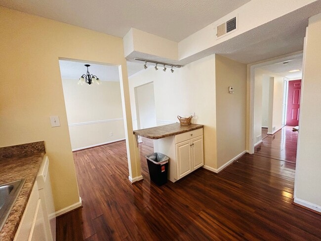 Building Photo - Charming 2 bedroom, 2.5 bathroom townhome in Greensboro w/2 master-suites/community pool