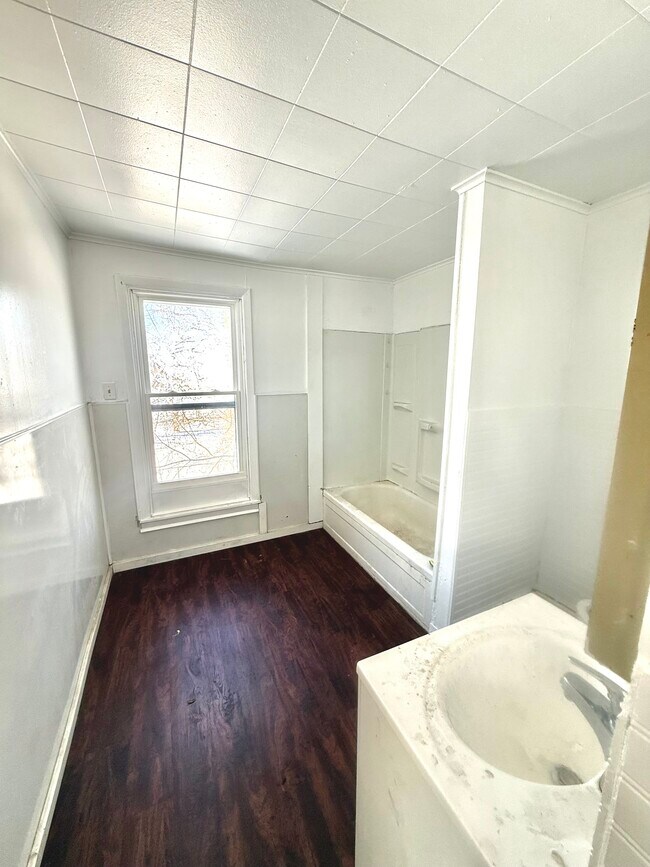 Building Photo - 909 Oak St