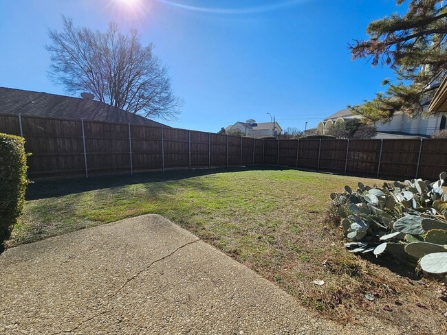 Building Photo - AVAILABLE NOW!