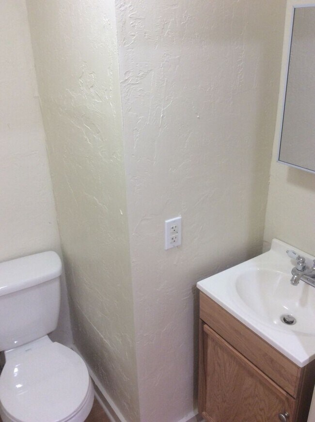 Building Photo - Renovated and Spacious 4 Bedroom 1.5 Bath ...