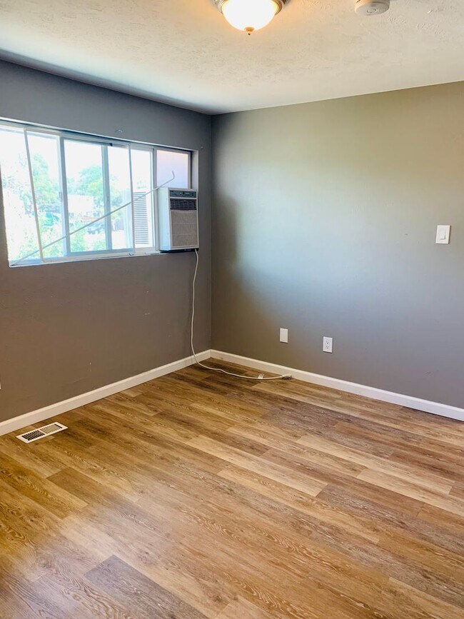 Building Photo - Updated 2 Bedroom 1.5 Bath in Westminster