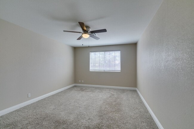 Building Photo - Stylish 2-Bedroom Townhome in Green Valley with Modern Upgrades & Prime Location!