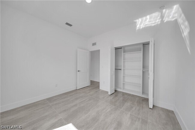 Building Photo - 1142 Dutchess St E