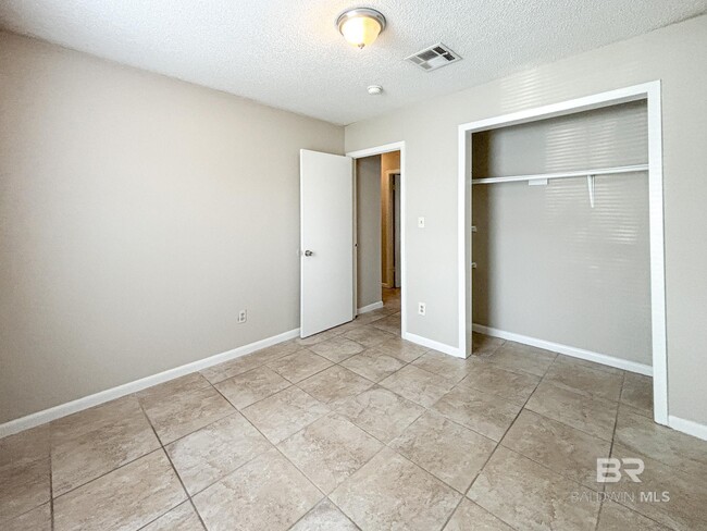 Building Photo - 6415 Schoel Ln