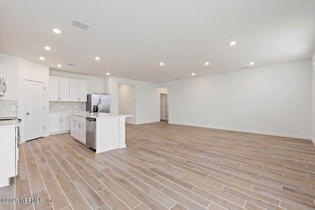 Building Photo - 3299 Lago Vis Dr