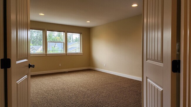 Building Photo - Beautiful Campus Glen 4-Bedroom!