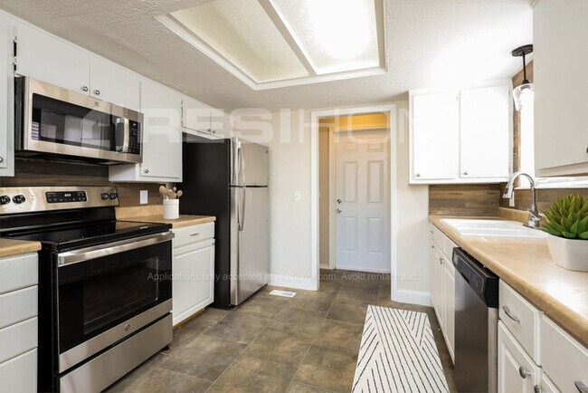 Building Photo - 736 Smalley Dr