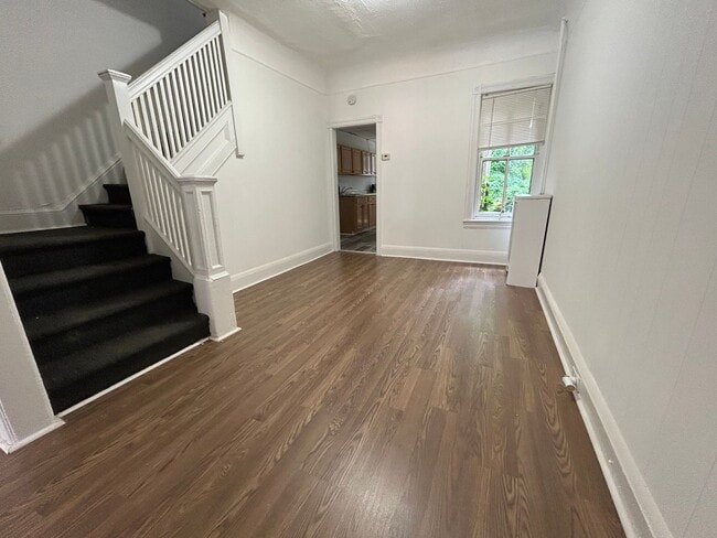 Building Photo - Large Colonial Home ready for you!