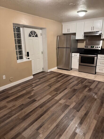 Building Photo - 1605 W Frankie Cir