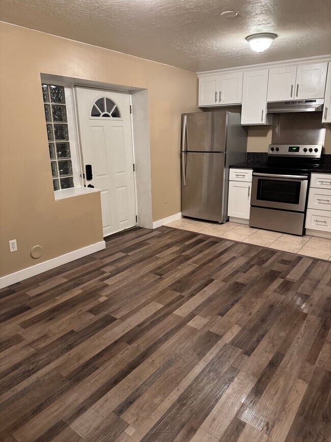 Building Photo - 1605 W Frankie Cir