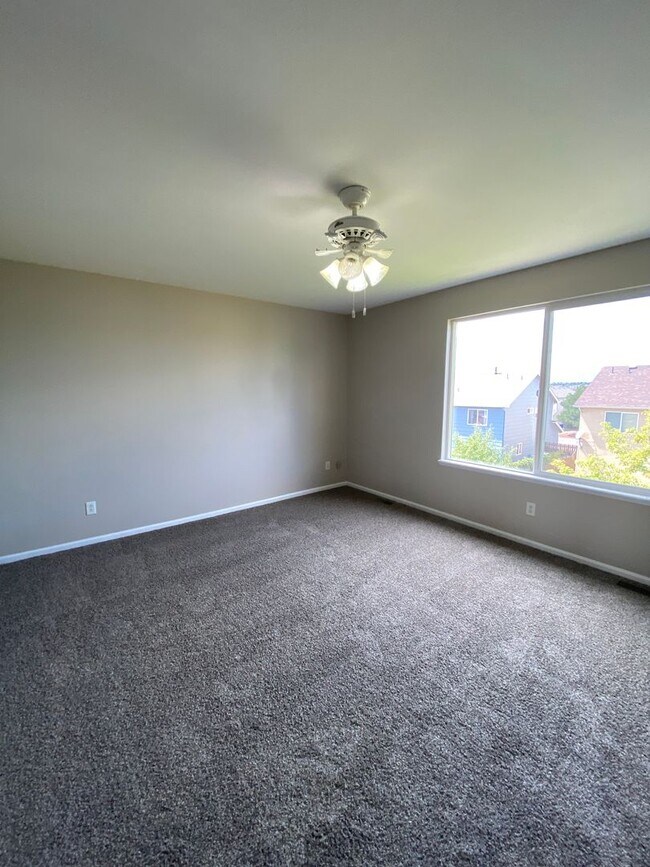 Building Photo - Newly Remodeled 3 Bedroom Home in Claremon...