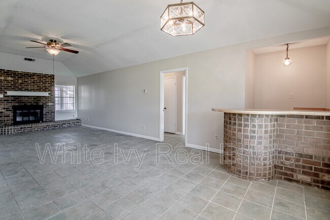 Building Photo - 295 Broadmoor Dr