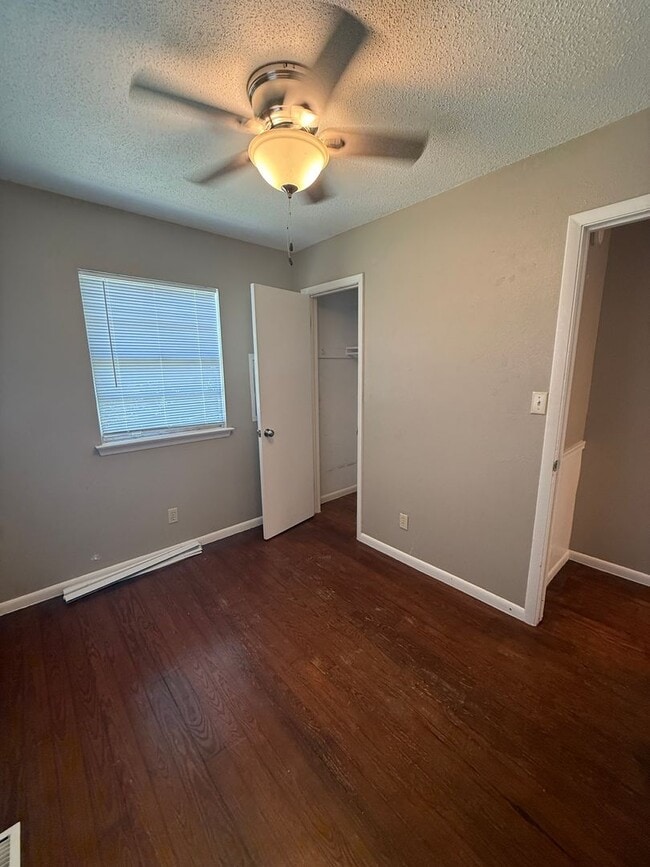 Building Photo - 2 bedroom/1 bathroom