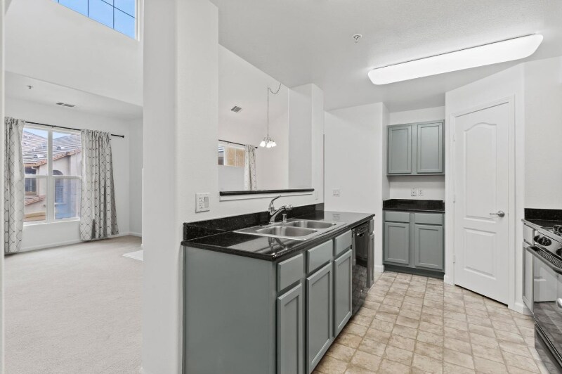 Building Photo - 5350 Dunlay Dr