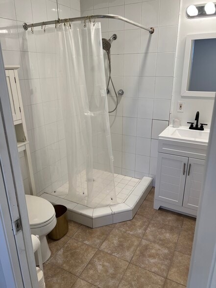 Bathroom - 1404 N Buena Vista St