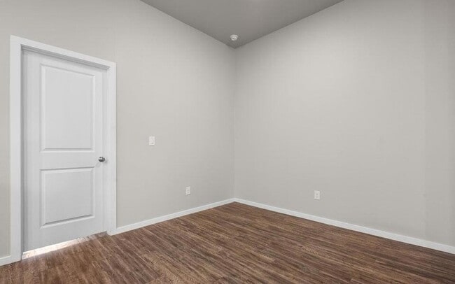 Building Photo - 2031 Kenwood Ave