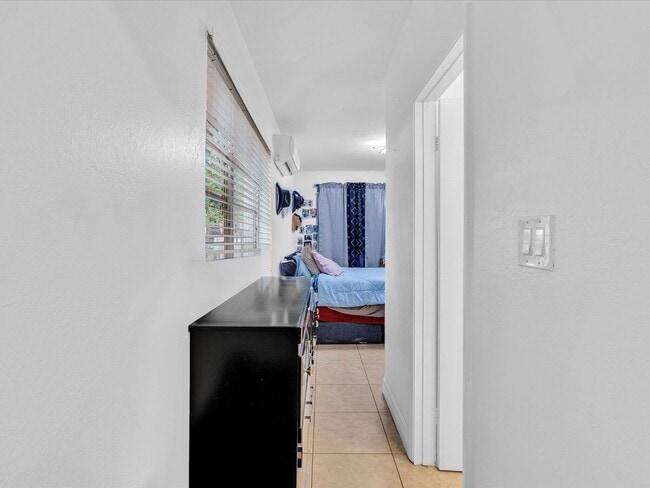 Building Photo - 700 SW 5th Ct