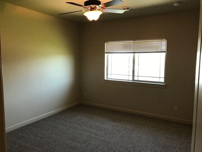 Building Photo - 2724 Bobcat Dr