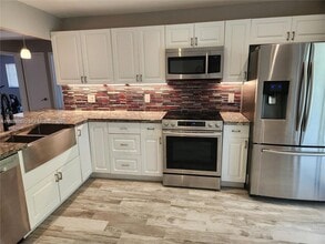 Building Photo - 107 18th Ave S