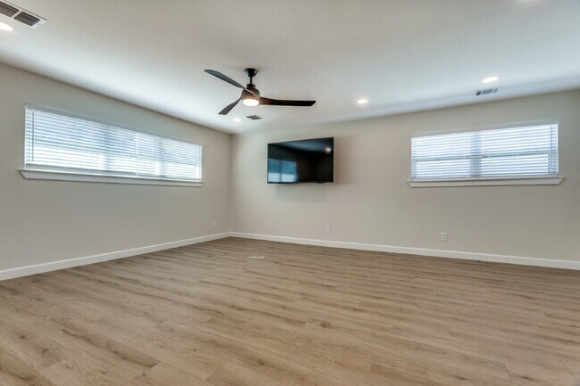 Building Photo - Great 2 bedroom upstairs unit - Available ...
