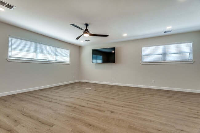 Building Photo - Great 2 bedroom upstairs unit - Available Summer 2026