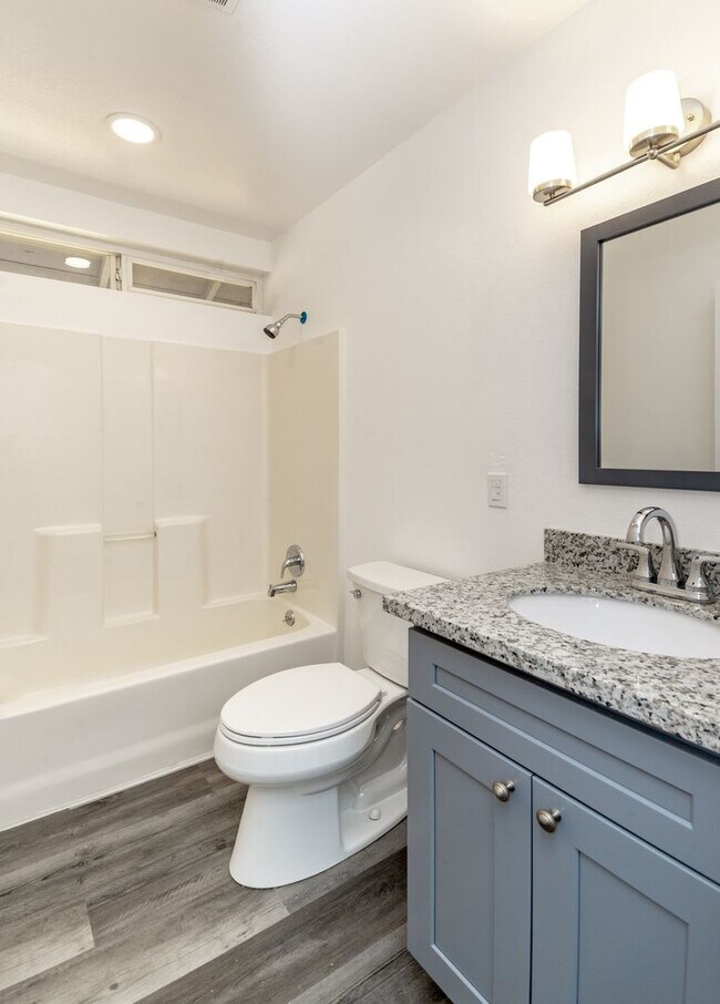 Building Photo - 704 5th Ave SE