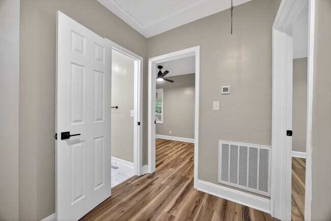 Building Photo - 2218 Holt Dr