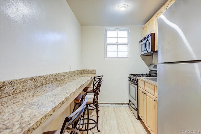 Building Photo - 25 Burns St