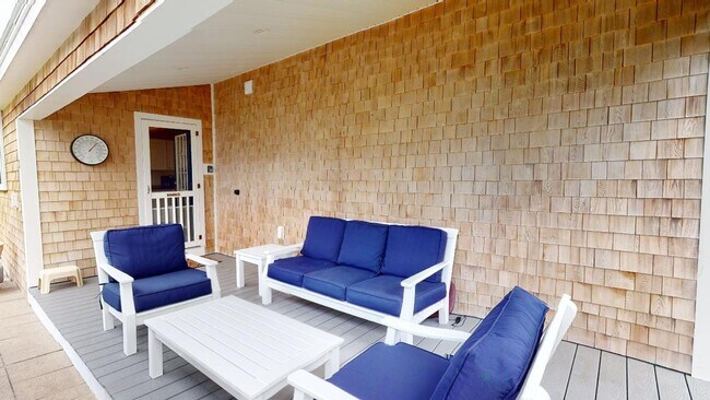 Building Photo - Winter Rental Only. Single Family Available: September 1 to April 30th - May 15th