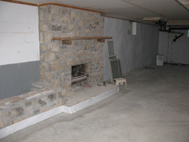 Building Photo - Private Farm House, Lots of Space, Country...