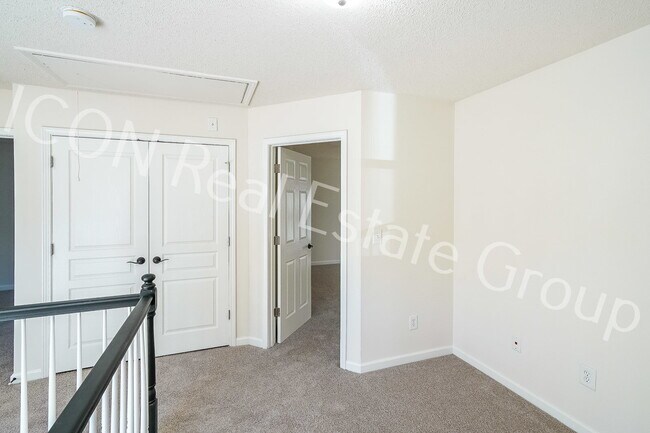 Building Photo - 2/2.5 end unit townhome in Woodstock