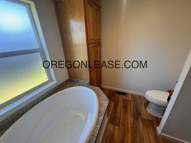 Building Photo - 3 bedroom 2 bath Veneta Home