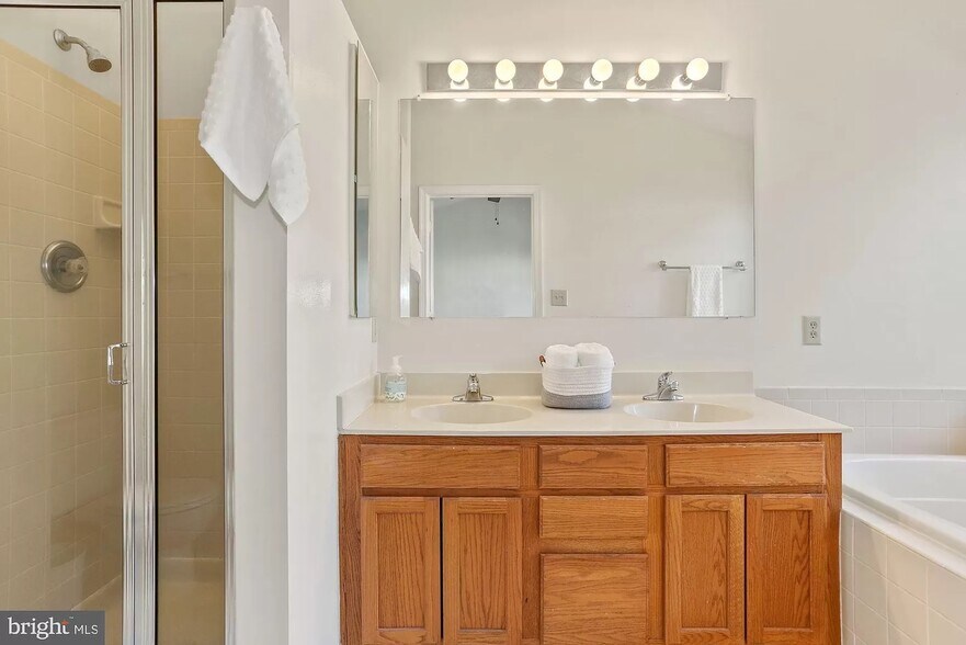 Master bath - 3922 Kathryn Jean Ct