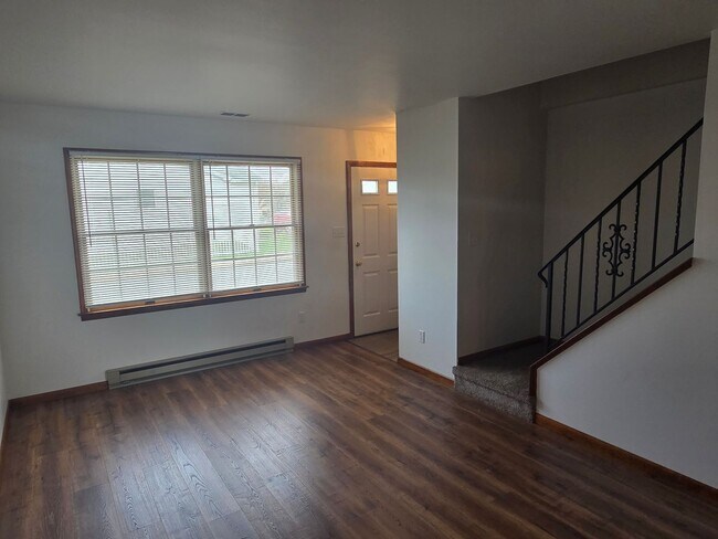 Building Photo - End Unit 2 Bedroom