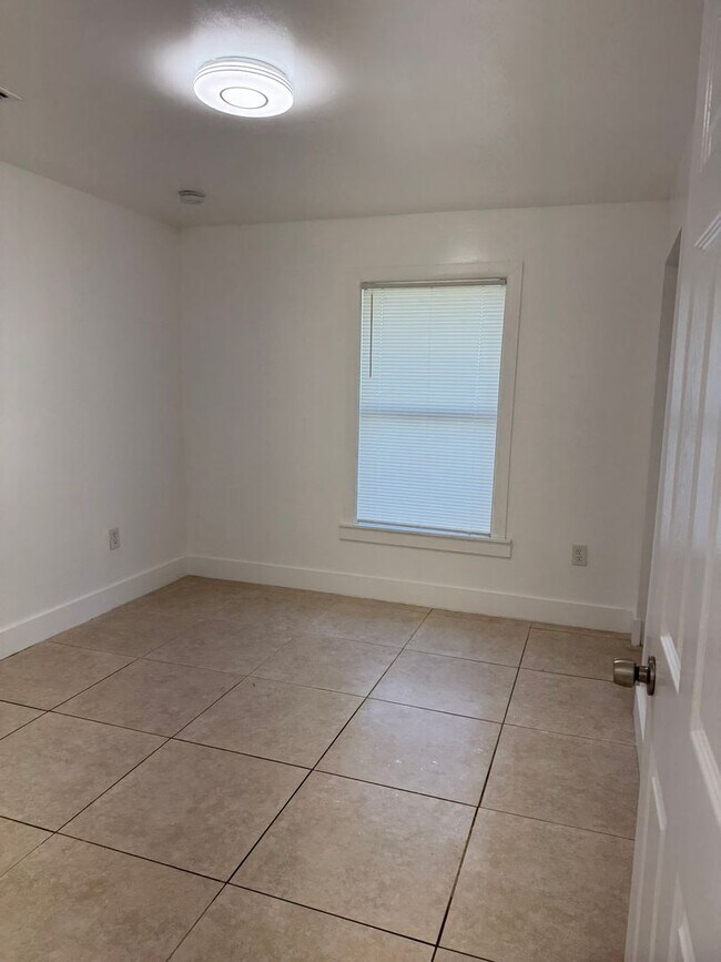 Building Photo - Goulds Duplex