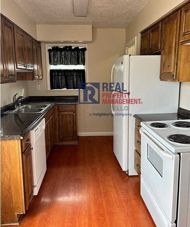 Building Photo - 4 bedroom 2 bath - 1 Car Detached Garage - Small dog negotiable