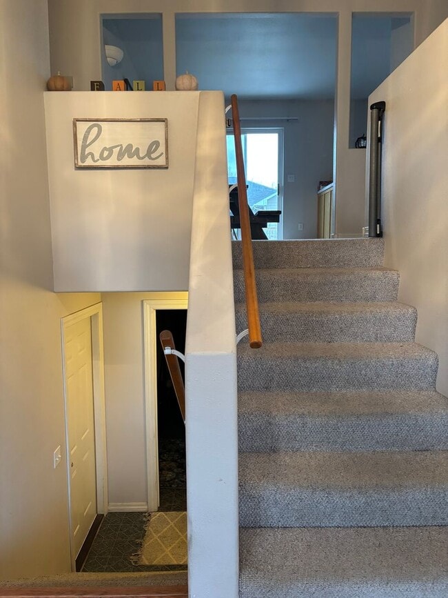 Building Photo - Beautiful house near walking trails and the hospital. Beautiful views of the Bridger Mountains