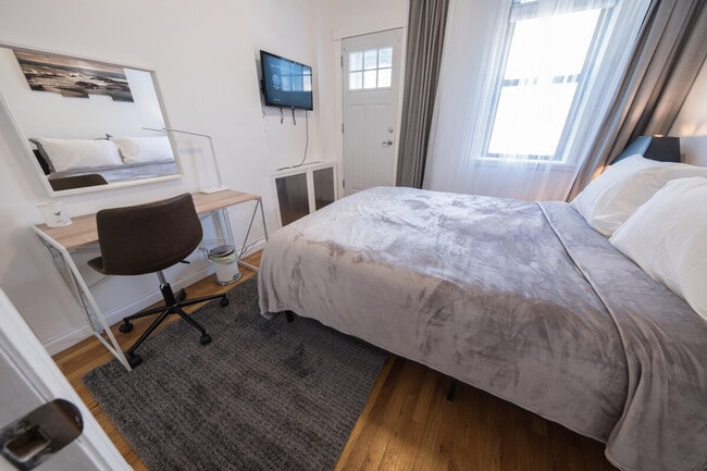 Building Photo - 301 E 104th St