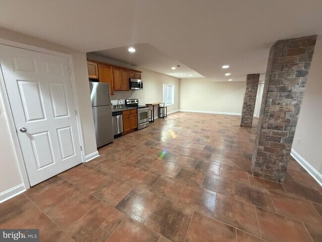 Building Photo - 728 18th St S