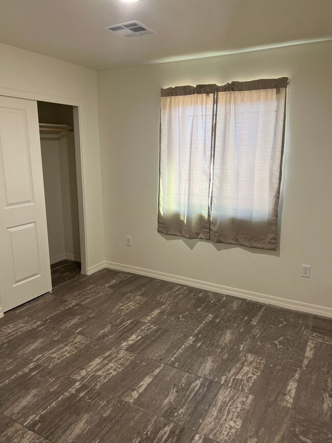 Building Photo - 3 Bedroom 2 Bath Home with fencing in San ...