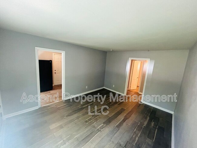 Building Photo - 217 Sequoia Dr