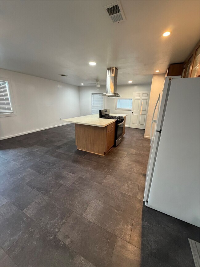 Building Photo - 8308 Lenore St