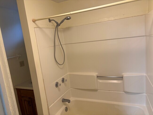 Building Photo - 222 W 4th St