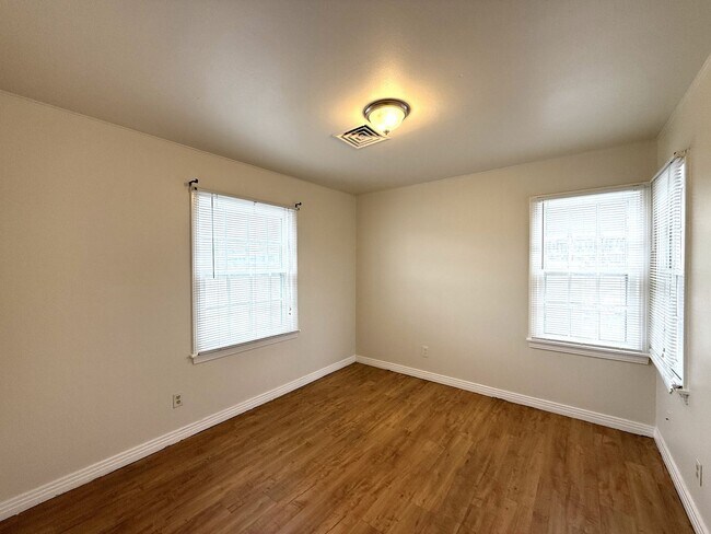 Building Photo - Welcome Home! 15% Discount for two months!!