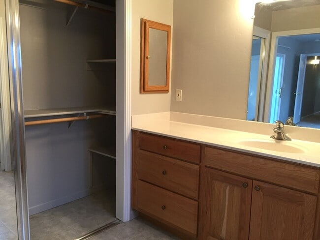 Building Photo - Spacious 3 bed 2 bathroom with 2 car garage