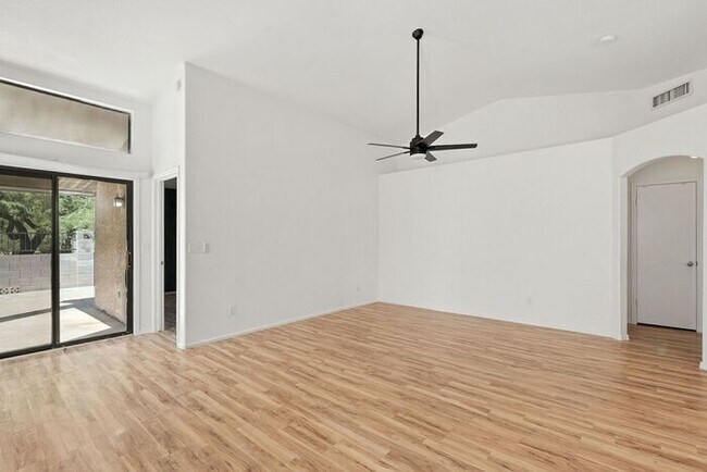 Building Photo - Great single family home!