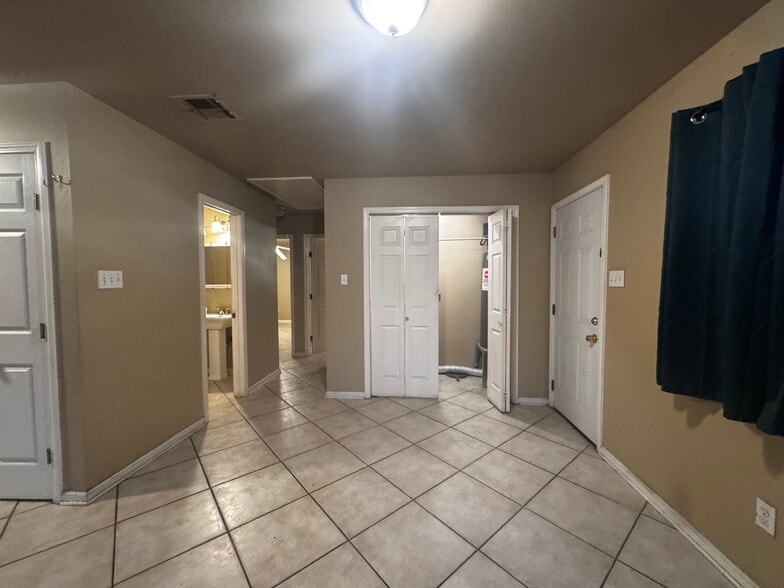 Building Photo - 8508 Valor Dr